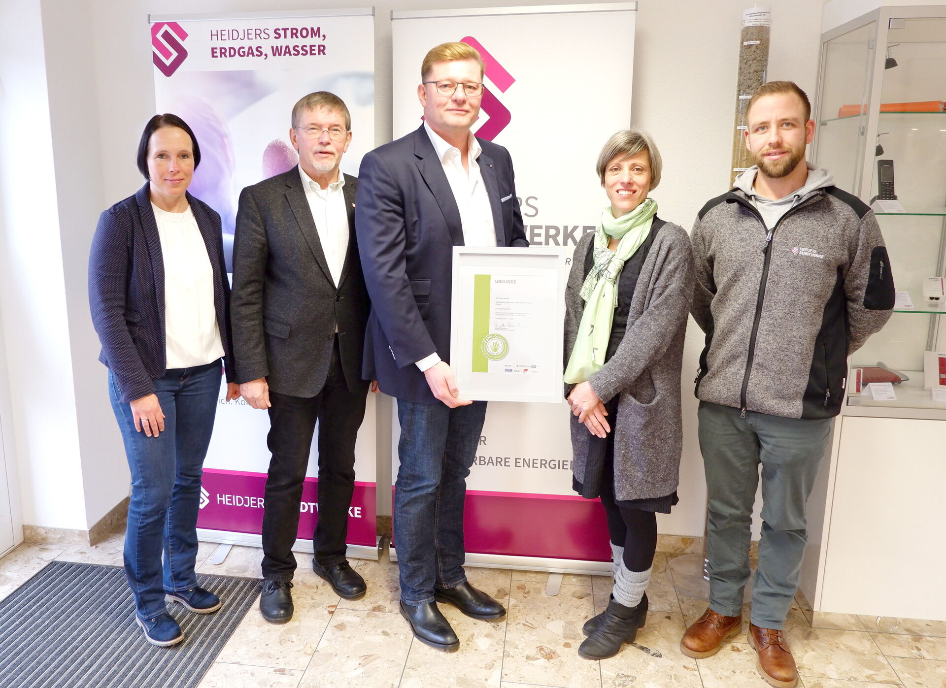 Gruppenbild von (von li. nach re.): Frau Krause (Leitung Controlling), Herr Möhrmann (Aufsichtsratvorsitzender), Herr Weber (Geschäftsführer), Lena Heß (Geschäftsstellenleitung ÜBV), Herr Söhnholz (Betriebsrat)