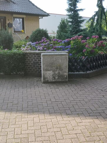 Ein Kabelverteiler-Schrak auf dem Eck der Raiffeisenstraße