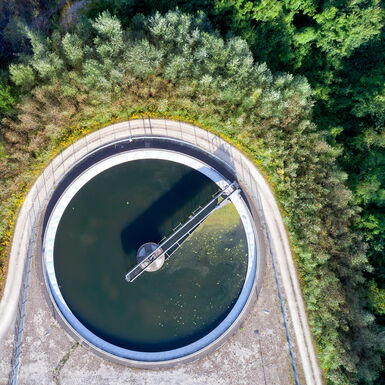 Becken einer Kläranlage in der draufsicht