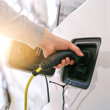 Ein Elektroauto wird an einer Ladestation geladen