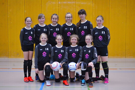 Die Mädchen-Faustballmannschaft (U12) des TV Jahn Schneverdingen präsentieren in der Sporthalle die neuen Trikots mit dem Stadtwerke-Logo.