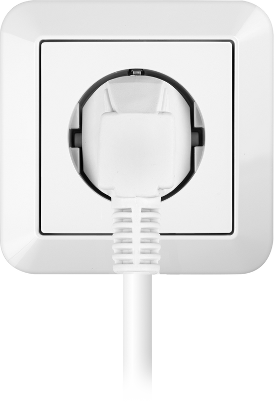 Ein weißer Stecker steckt in einer quadratischen weißen Steckdose der Hintergrund ist weiß
