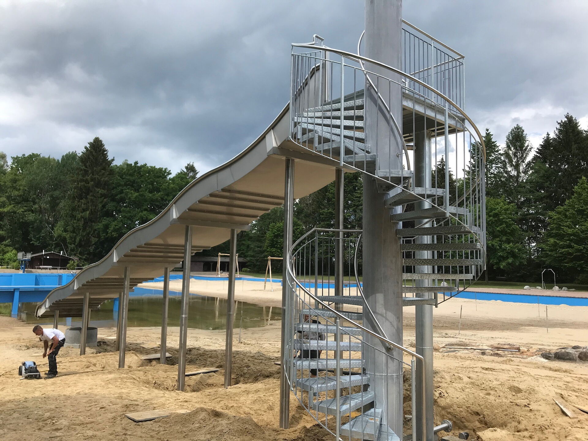 Die neue fünf Meter Hohe Wellenrutsche in Heidjers Quellenbad wird gebaut.