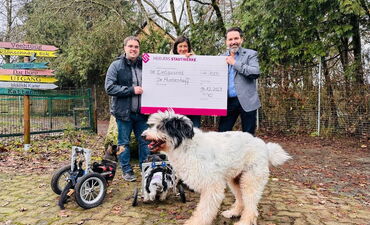 Vertriebsleiter Felix Schmid und Geschäftsführer Tobias Schrutt übergeben einen Spendenscheck in Höhe von 1000 Euro an Usha Peters, De_Hun'nenhof.