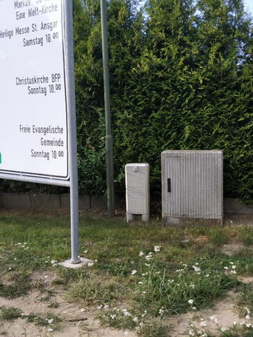 Ein einfacher weißer Kabelverteiler-Schrank wie er vor der Bemalung aussah