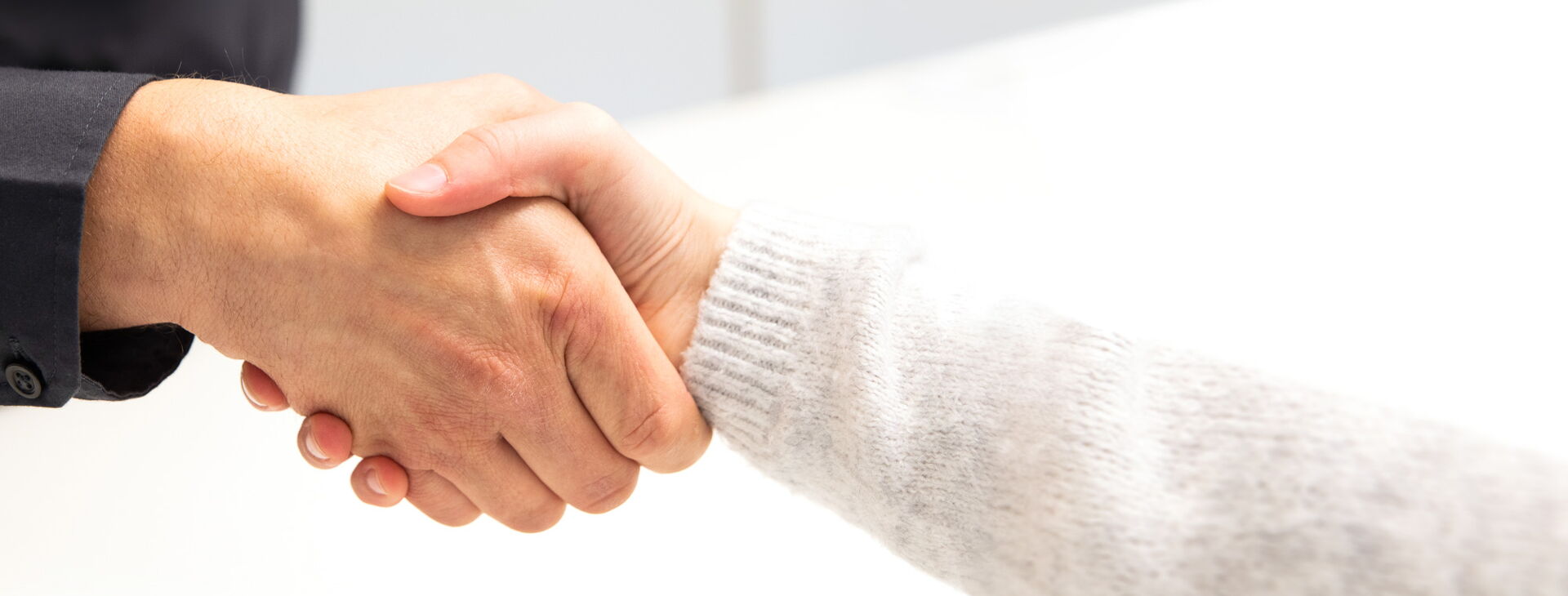 Zwei Hände die sich einen Handschlag geben