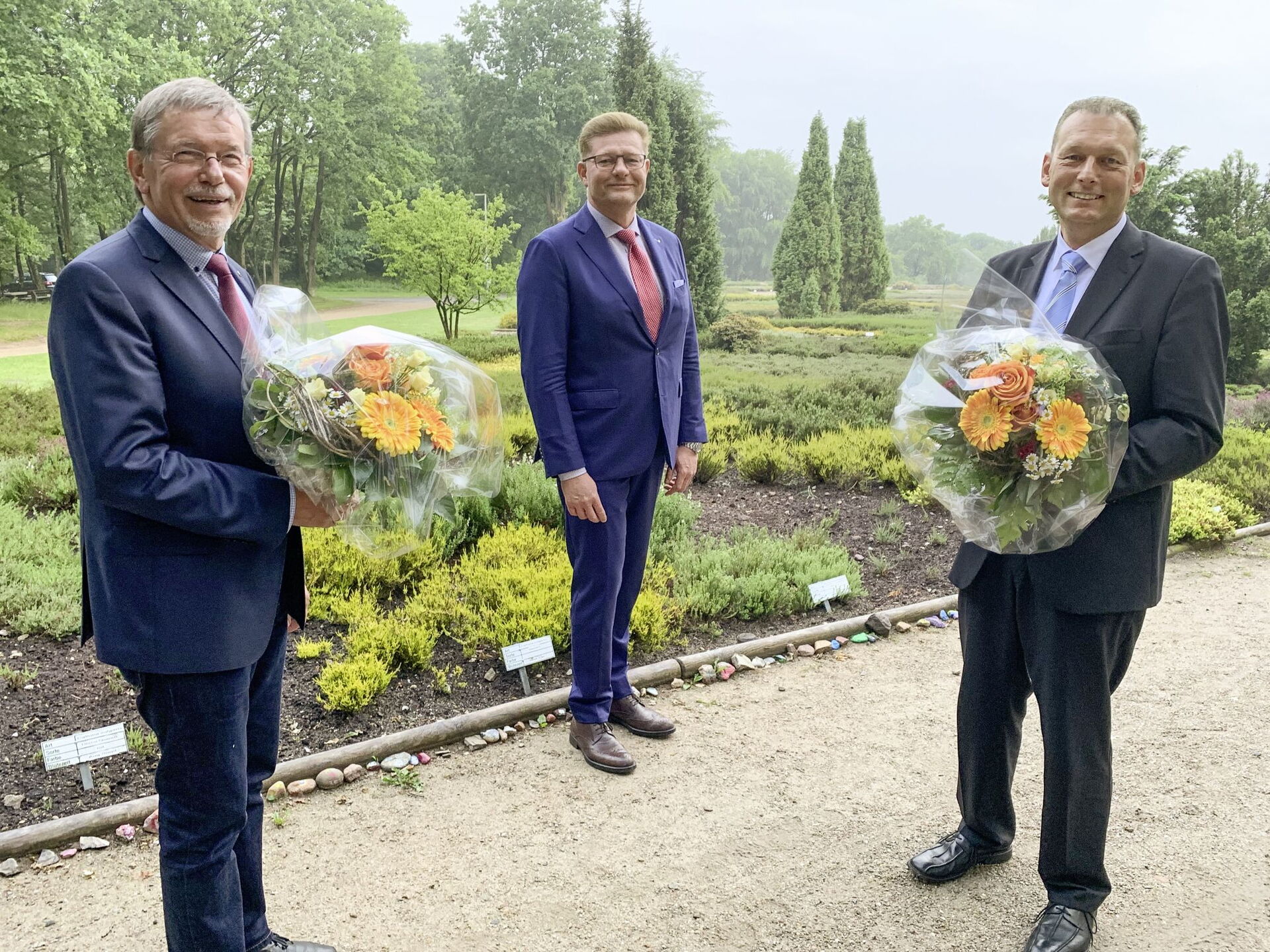 Dieter Möhrmann scheidet nach 48 Jahren aus dem Aufsichtsrat der Heidjers Stadtwerke aus, er wir vom Geschäftsführer und einem Aufsichtsratsmitgelied verabschiedet.