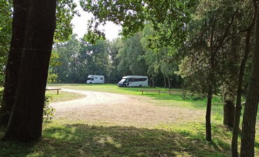Auf den Wohnmobilparkplätzen am Quellenbad der Heidjers Stadtwerke können Urlauber für eine Übernachtung kostenlos parken.