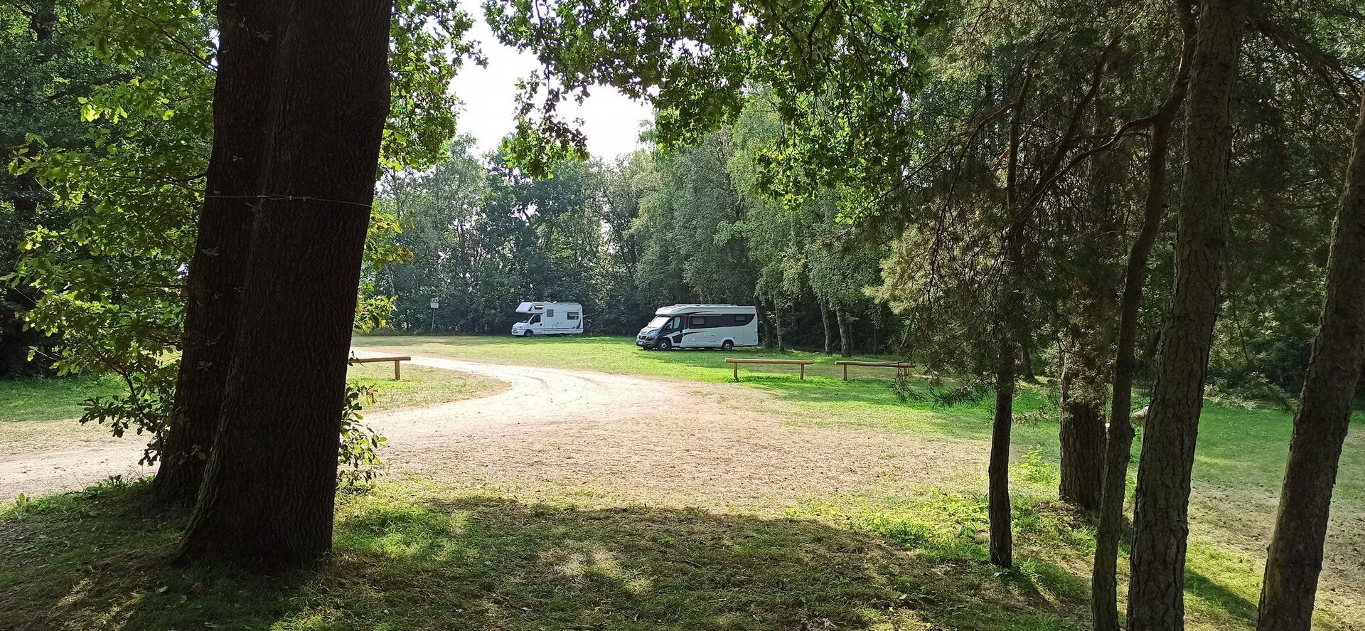 Auf den Wohnmobilparkplätzen am Quellenbad der Heidjers Stadtwerke können Urlauber für eine Übernachtung kostenlos parken.