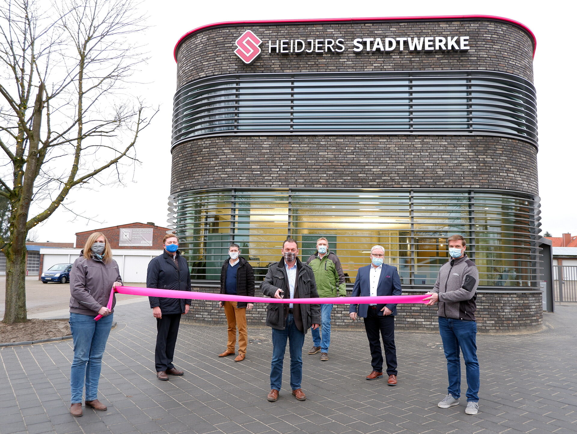 Stadtwerke Mitarbeiter und Offizielle weihen das Kundencenter ein.
