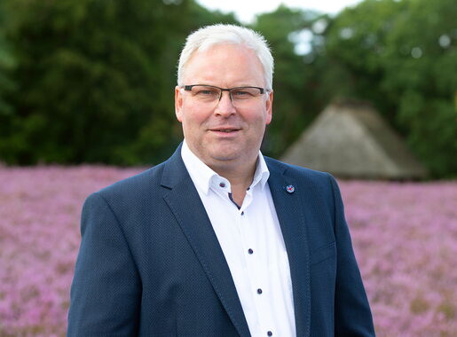 Technischer Leiter Stefan Lamping vor einer Heidelandschaft