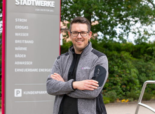 Mitarbeiter Stefan Willner vor dem Kundencenter