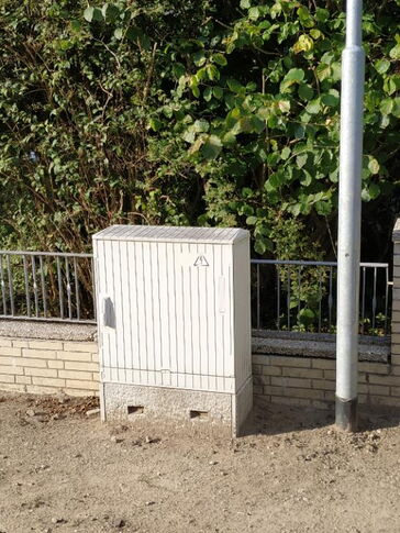 Ein weißer Kabelverteiler-Schrank