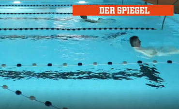 Ein Standbild der Spielgereportage zeigt zwei schwimmende Badegäste.