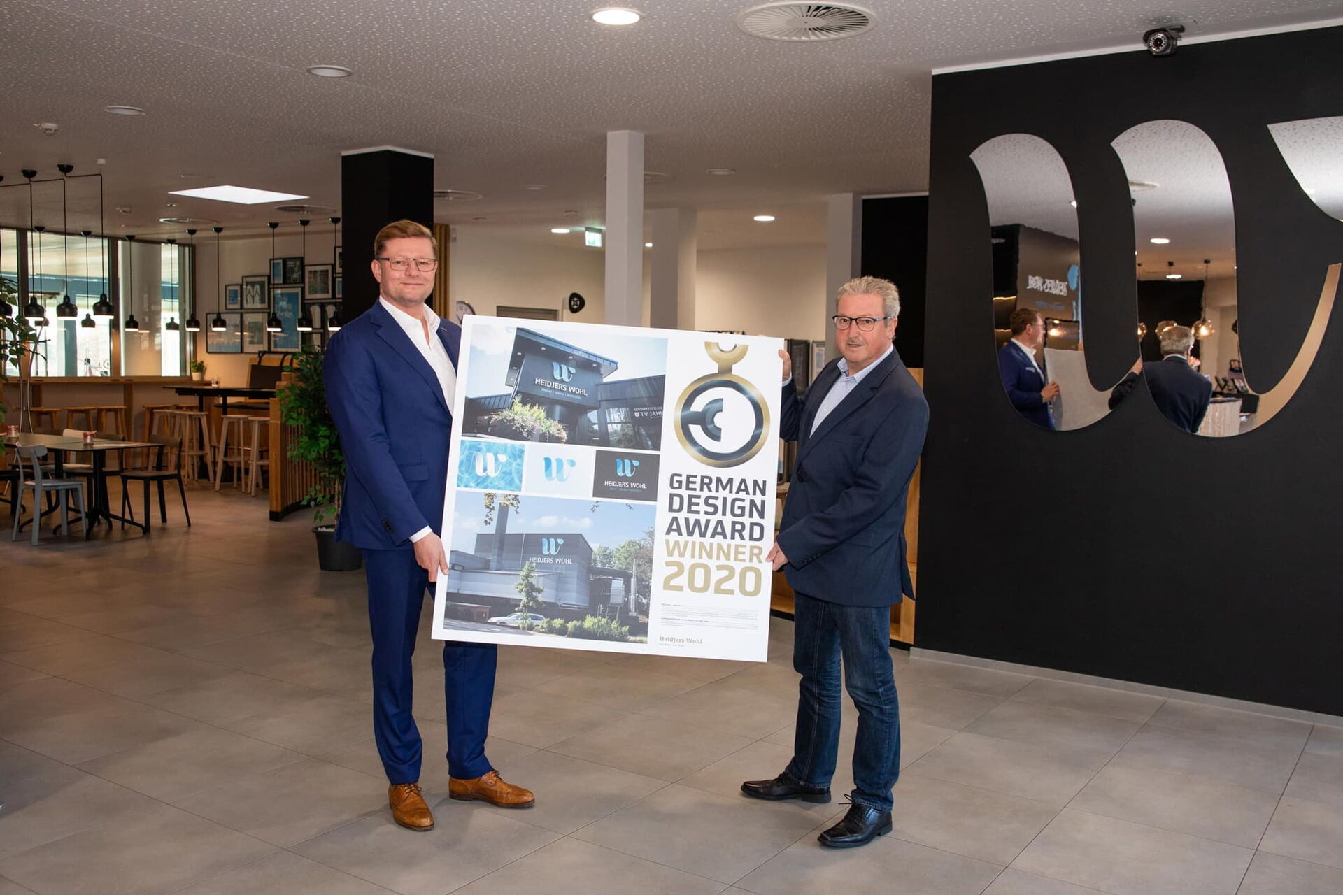 Lars Weber, Geschäftsführer der Heidjers Stadtwerke, und Jens Schröder, Badebetriebsleiter (v.l.), sind stolz auf den German Design Award 2020