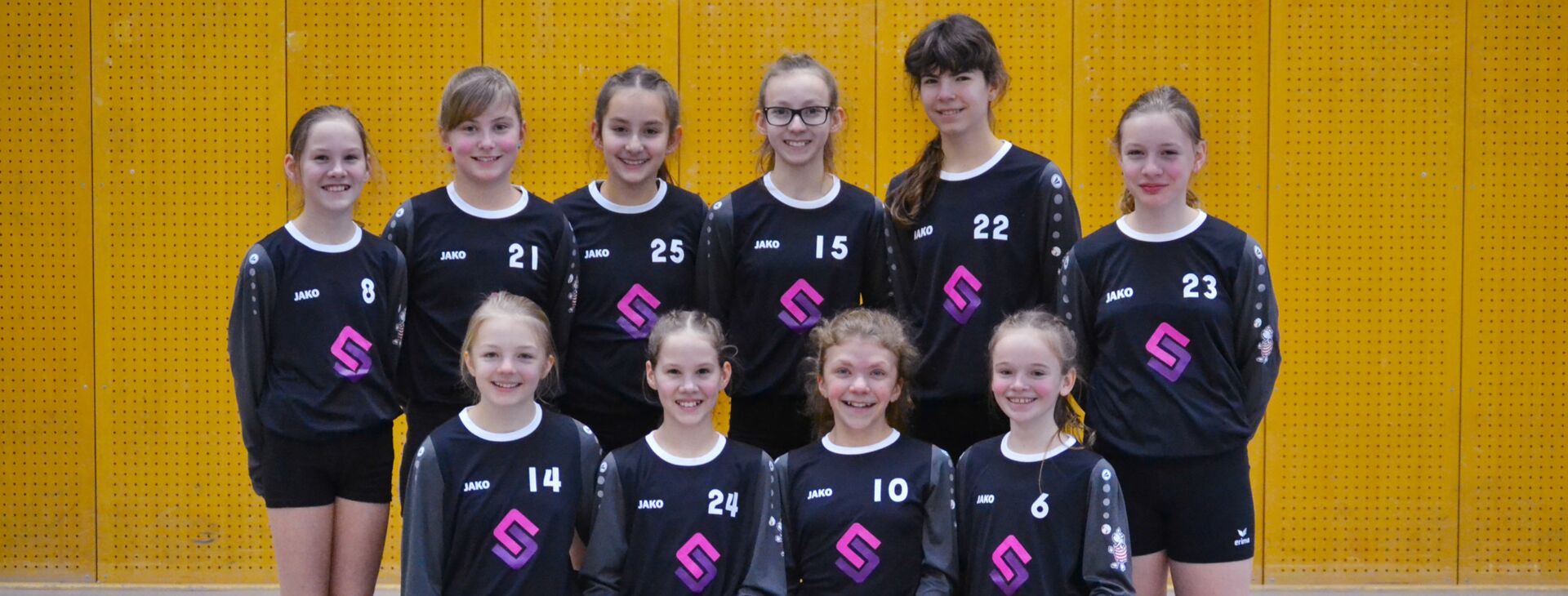Die Mädchen-Faustballmannschaft (U12) des TV Jahn Schneverdingen präsentieren in der Sporthalle die neuen Trikots mit dem Stadtwerke-Logo.