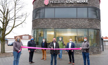 Stadtwerke Mitarbeiter und Offizielle weihen das Kundencenter ein.