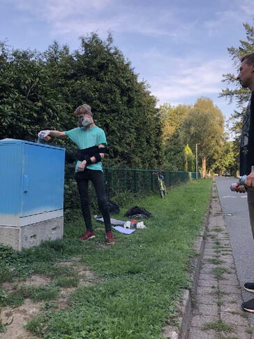 Der Prozess wie der Kabelverteiler-Schrank von einer Person angesprüht wird