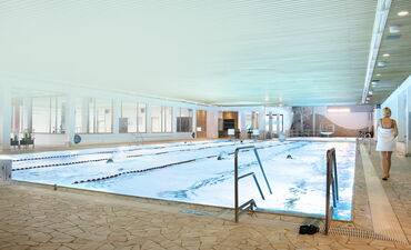 Ein großes Schwimmbecken im Heidjers Wohl in dem einige Personen schwimmen