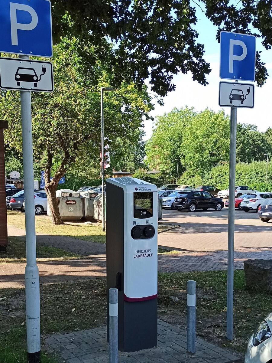 Die neue Strom-Ladesäule der Heidjers Stadtwerke am Rathaus in Schneverdingen