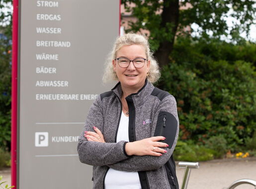 Mitarbeiterin Anja Niemeyer-Nolte vor dem Kundencenter
