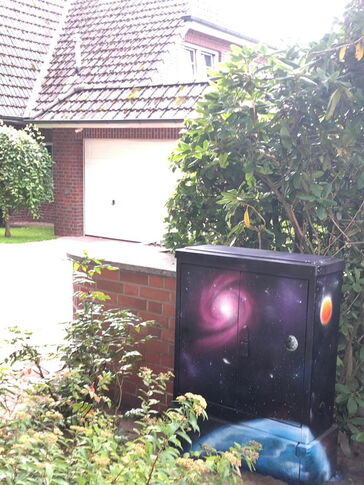 der fertige angemalte Kabelverteiler-Schrank mit einem Galaxy Muster