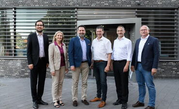 Mitglieder des Aufsichtsrats und neuer Geschäftsführer der Heidjers Stadtwerke verabschieden Interimsgeschäftsführer Martin Hack.