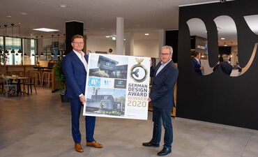 Lars Weber, Geschäftsführer der Heidjers Stadtwerke, und Jens Schröder, Badebetriebsleiter (v.l.), sind stolz auf den German Design Award 2020