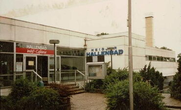Der Eingang des Heidjer Hallenbades in den 1970er-Jahren.