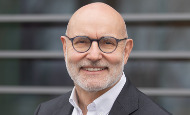 Geschäftsführer Detlev Weber vor dem Kundencenter