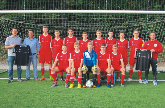 Gruppenfoto mit der Fußballmannschaft U18 des TV-Jahn, im Hintergrund ein Tor.