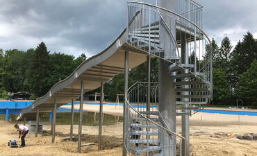 Die neue fünf Meter Hohe Wellenrutsche in Heidjers Quellenbad wird gebaut.
