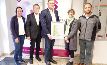 Gruppenbild von (von li. nach re.): Frau Krause (Leitung Controlling), Herr Möhrmann (Aufsichtsratvorsitzender), Herr Weber (Geschäftsführer), Lena Heß (Geschäftsstellenleitung ÜBV), Herr Söhnholz (Betriebsrat)