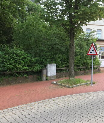 Ein Stromverteiler-Schrank wie er vor der Bemalung aussah