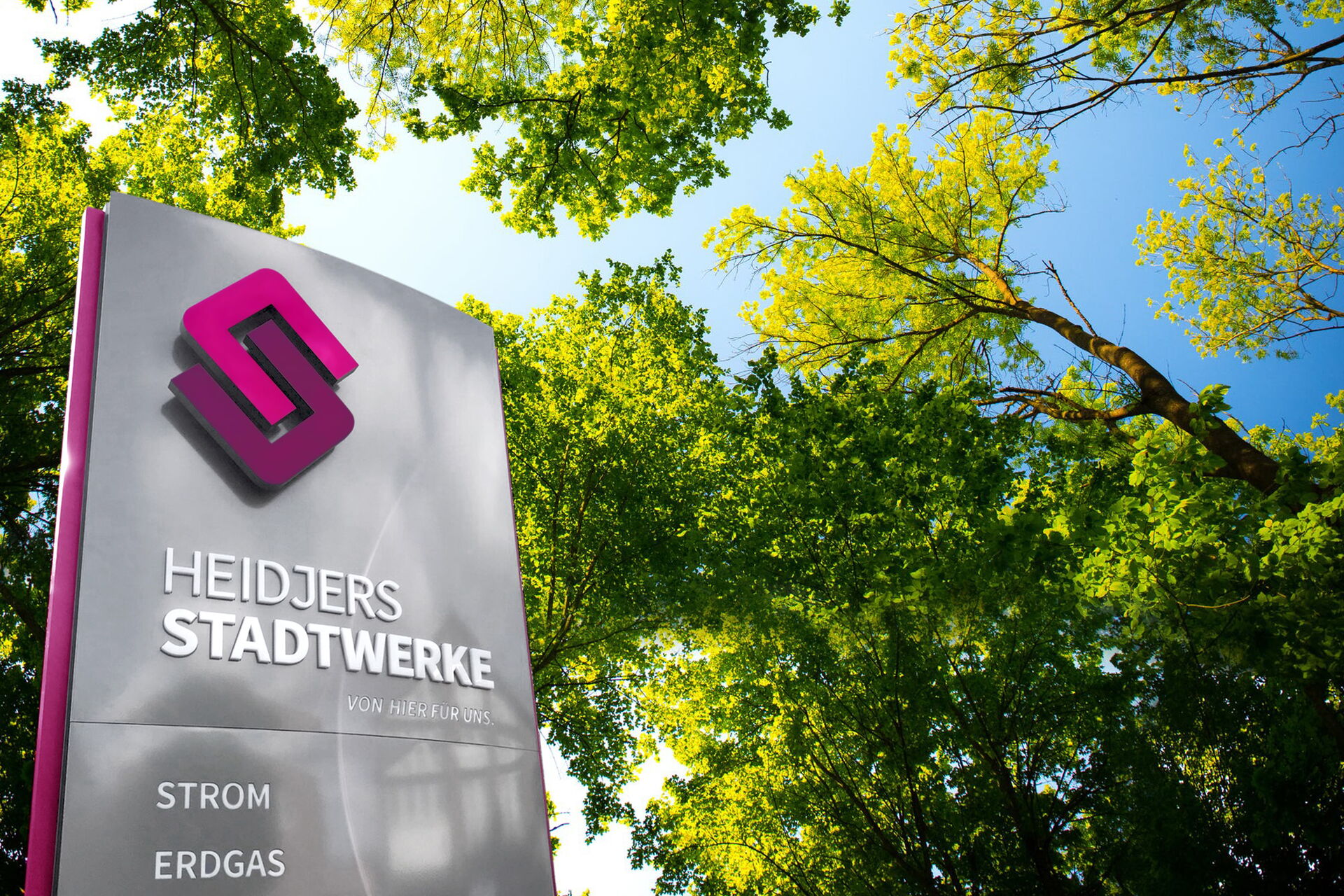 Das Logo der Stadtwerke Schneverdingen auf einer flachen Säule draußen