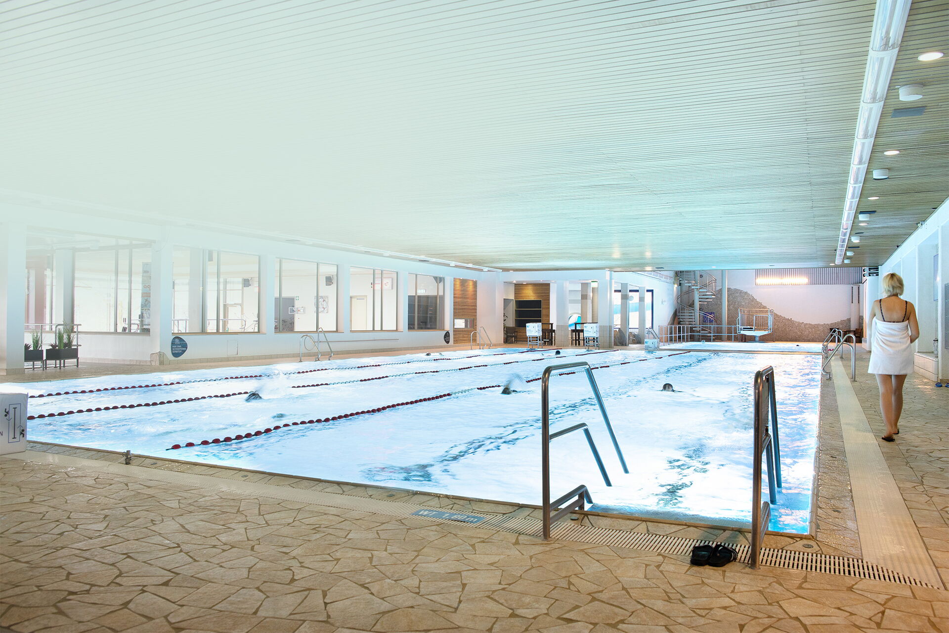 Ein großes Schwimmbecken im Heidjers Wohl in dem einige Personen schwimmen