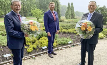 Dieter Möhrmann scheidet nach 48 Jahren aus dem Aufsichtsrat der Heidjers Stadtwerke aus, er wir vom Geschäftsführer und einem Aufsichtsratsmitgelied verabschiedet.