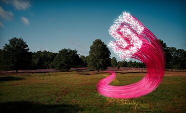Mehrere pinke Kabel laufen über eine Wiese und bilden an deren Enden das Logo der Heidjers Stadtwerke