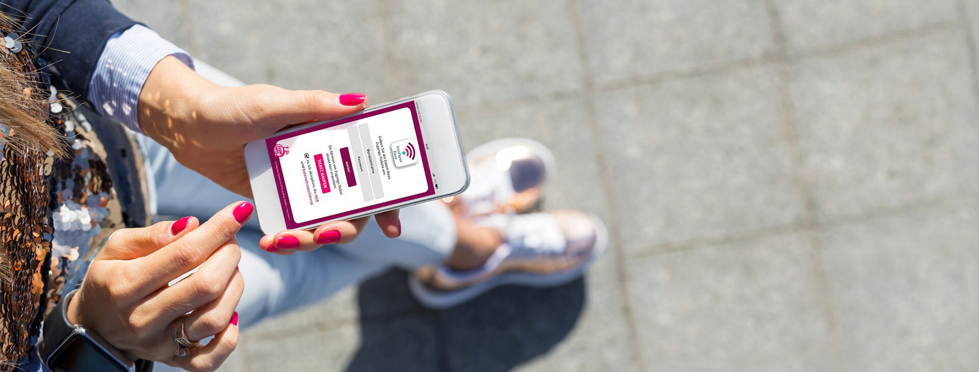Eine Frau die ein Smartphone in der Hand hält auf dem die App der Heidjers Stadtwerke geöffnet ist