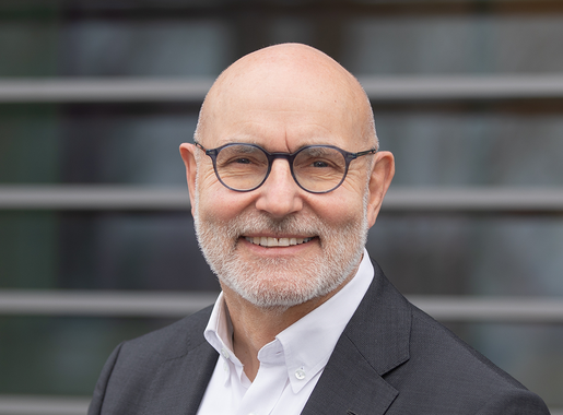 Geschäftsführer Detlev Weber vor dem Kundencenter