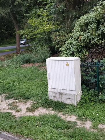 Ein einfacher weißer Kabelverteiler-Schrank wie er vor der Bemalung aussah